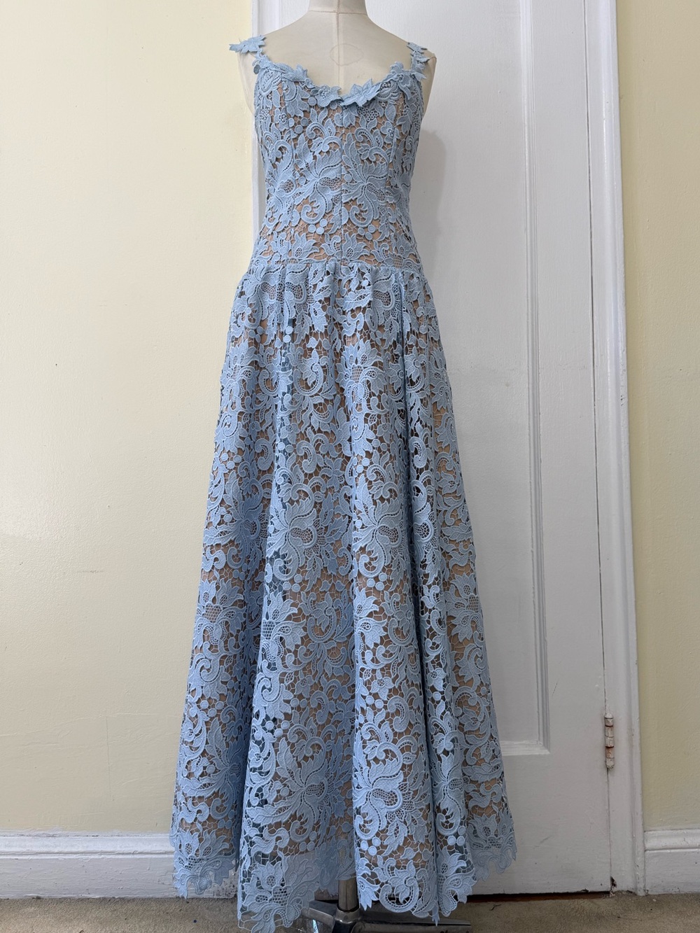 ALICE + OLIVIA
Anabella Scoop Neck Drop Waist Midi Dress - Picture 3 of 16